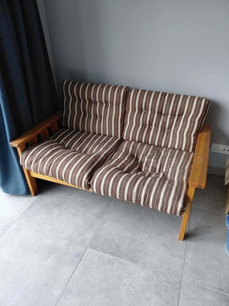 Petit canapé IKEA 2 places en bois, Maison & Meubles, Canapés | Salons, Comme neuf, Banc droit, Deux personnes, Moins de 150 cm