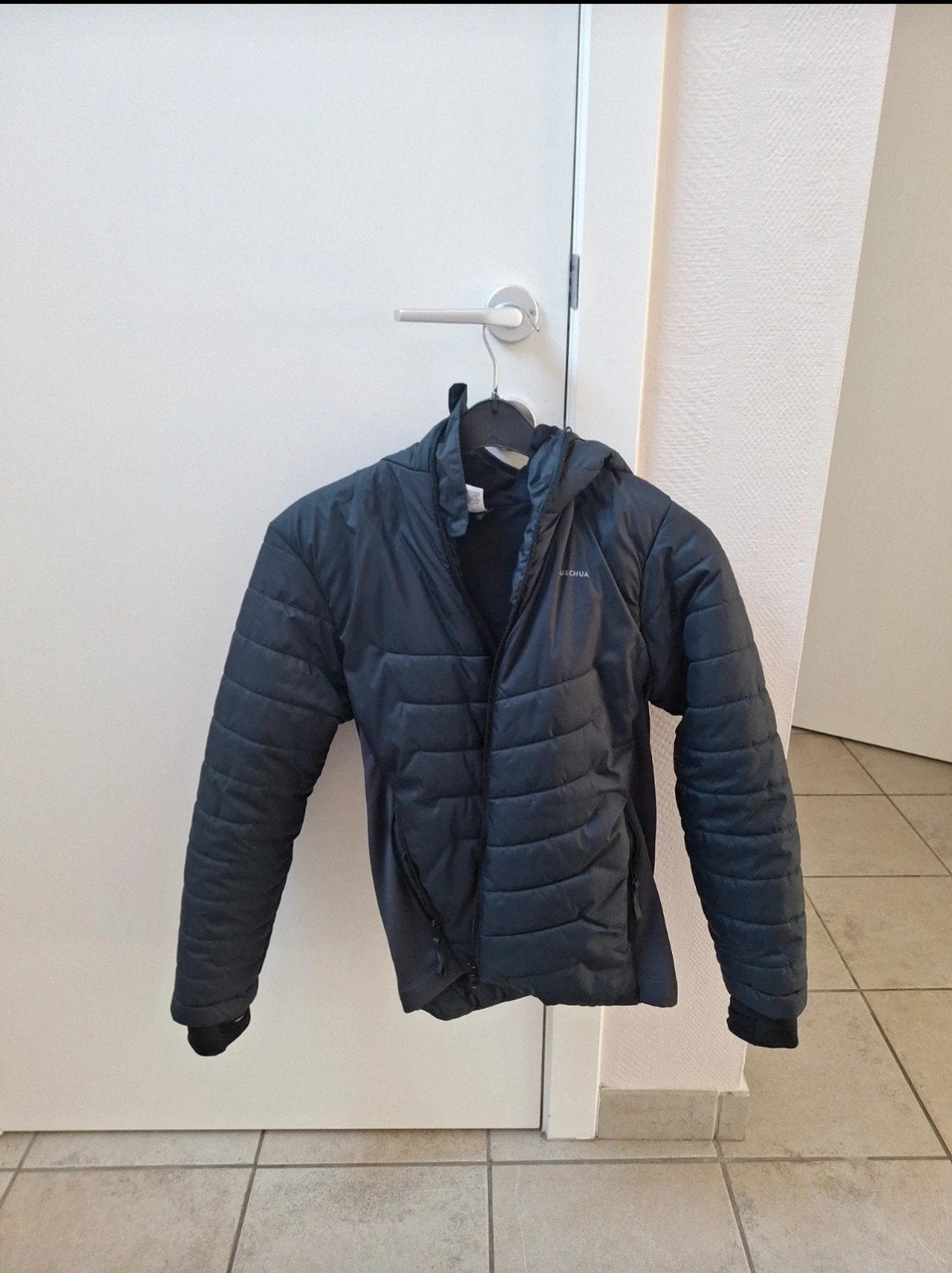 Je vend cette veste décathlon, Vêtements | Hommes, Vestes | Été, Envoi, Comme neuf, Noir, Decathlon
