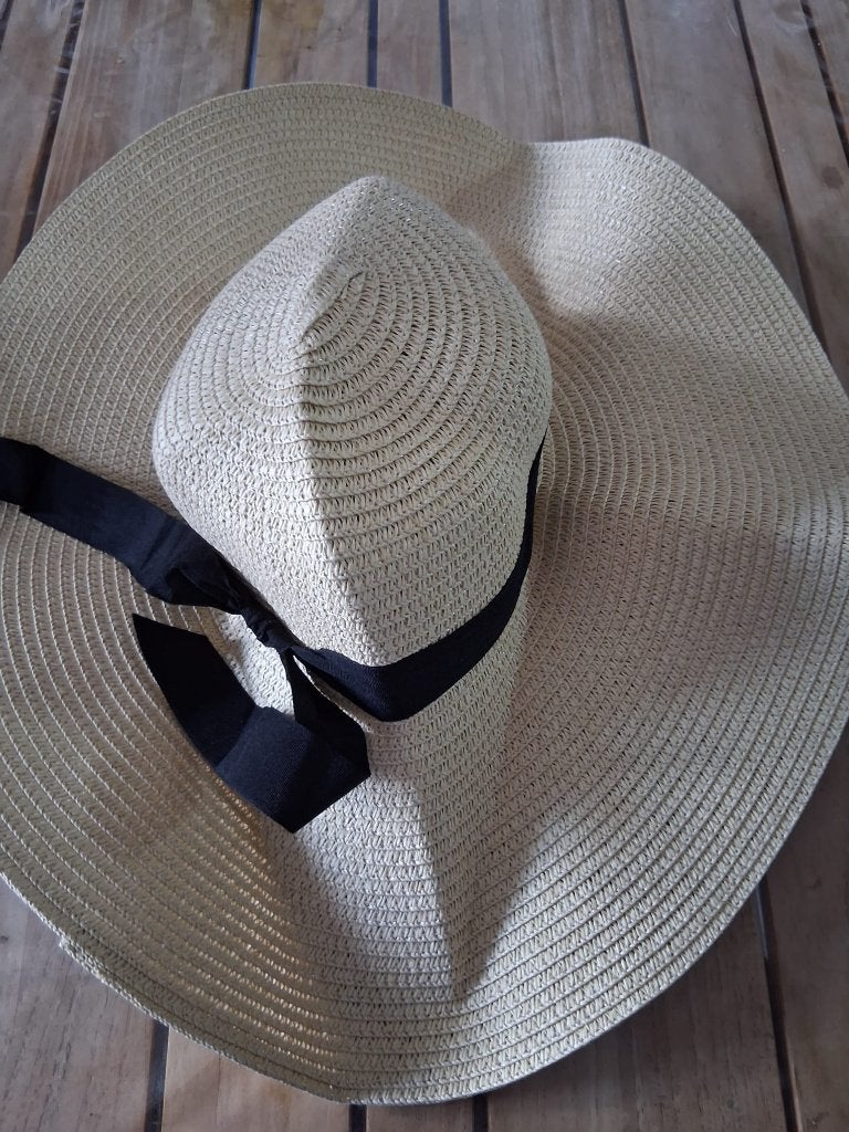 Elegante Strohoed met Brede Rand & Zwarte Strik, Kleding | Dames, Hoeden en Petten, Hoed, Onbekend, Nieuw, Onbekend