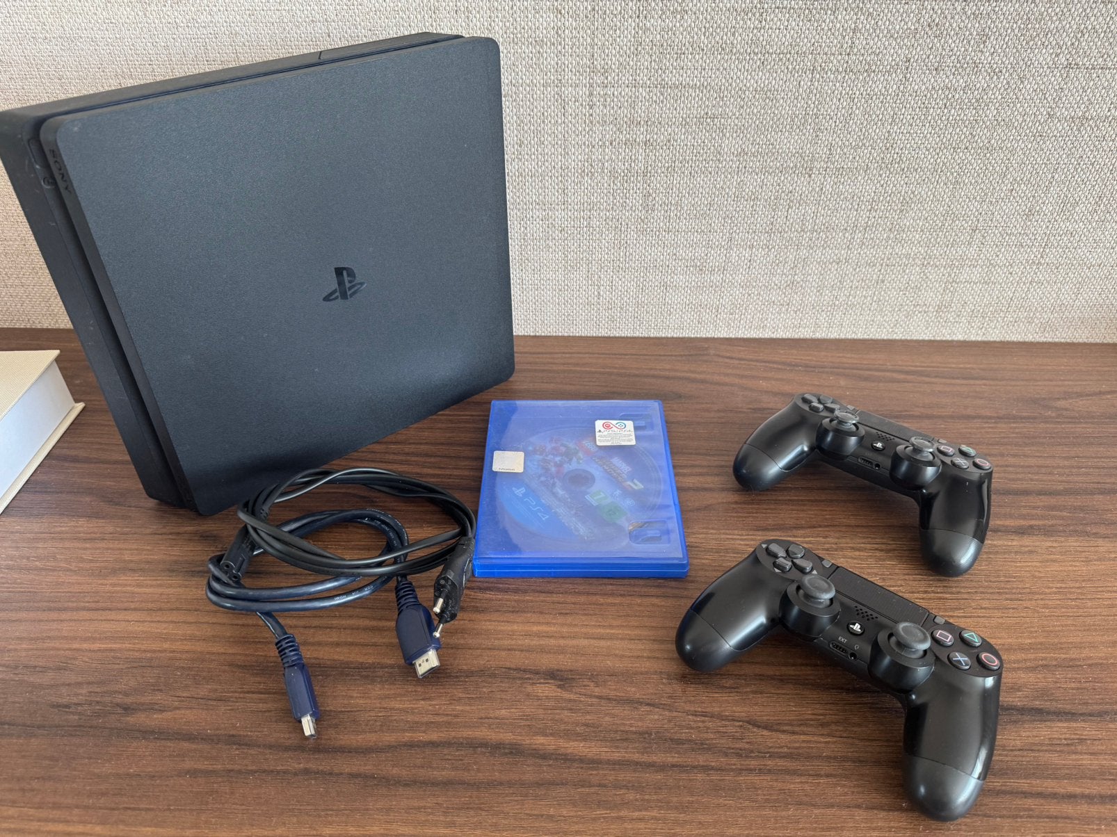 PlayStation 4 Slim 1TB + 2 Controllers met dock + Game, Games en Spelcomputers, Spelcomputers | Sony PlayStation 4, Zo goed als nieuw