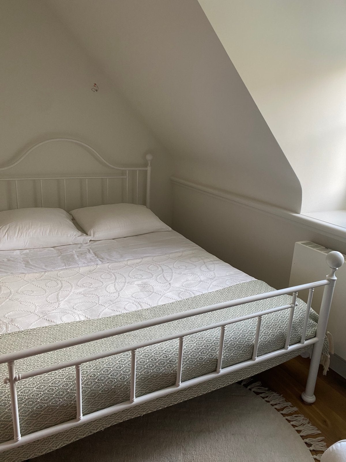 Geschilderd romantisch bed, wit, nieuwe matras, Huis en Inrichting, Slaapkamer | Bedden, Ophalen, Zo goed als nieuw, Wit