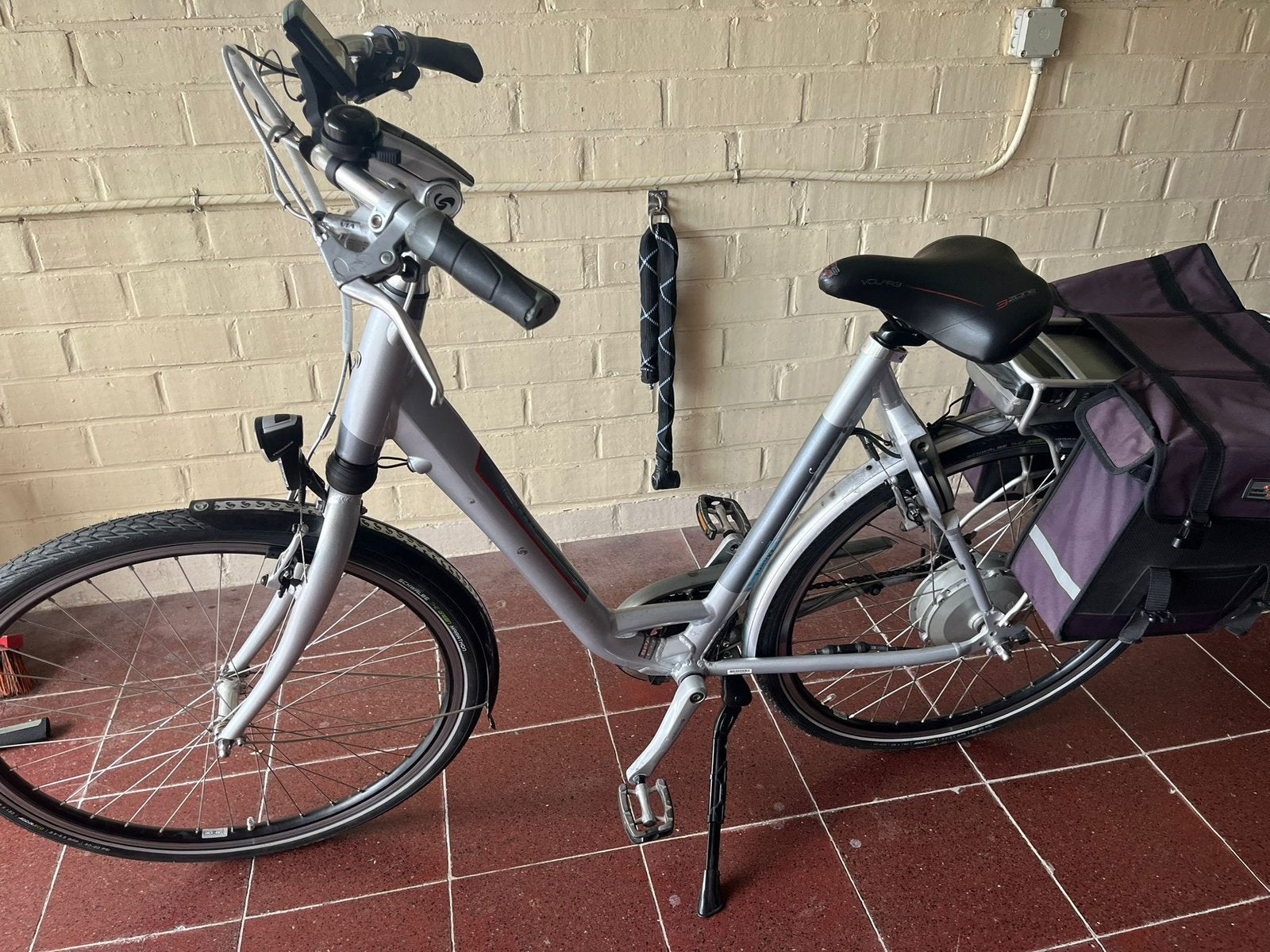 Elektrische fiets, grijs met zakken aan de zijkant, Fietsen en Brommers, Fietsonderdelen, Ophalen, Zo goed als nieuw, Elektrische fiets