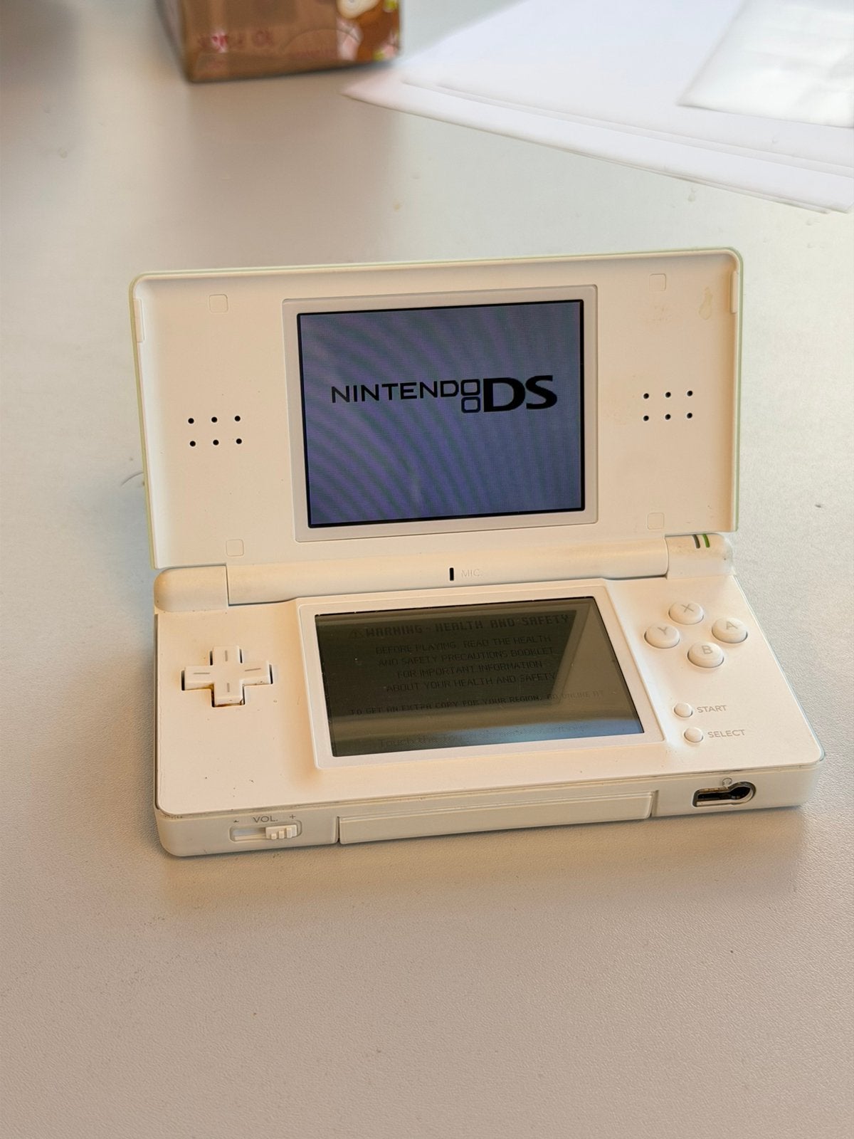 Nintendo DS Lite Wit Werkend USG-001 zonder pennetje oplader, Games en Spelcomputers, Ophalen of Verzenden, Zo goed als nieuw
