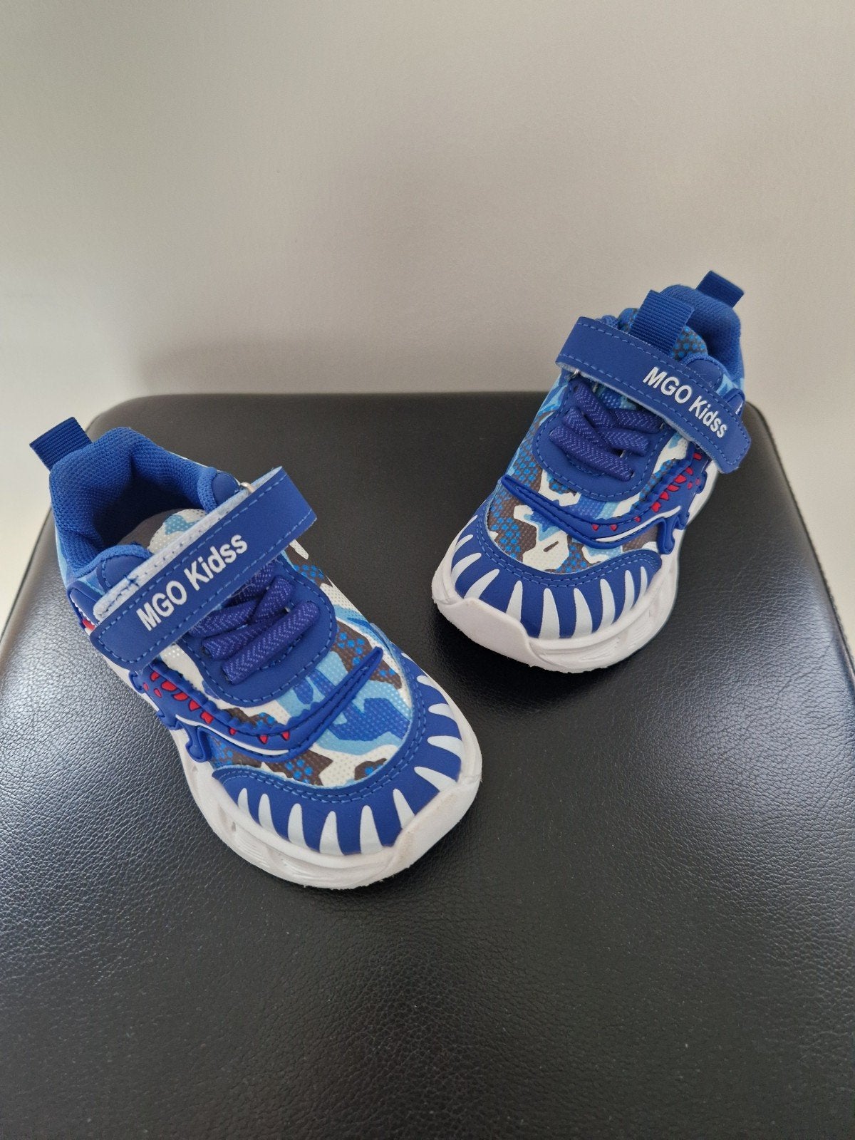 mooie Dino kinderschoen met lichtjes maat 22, Kinderen en Baby's, Schoenen, Ophalen of Verzenden, Zo goed als nieuw, Jongen