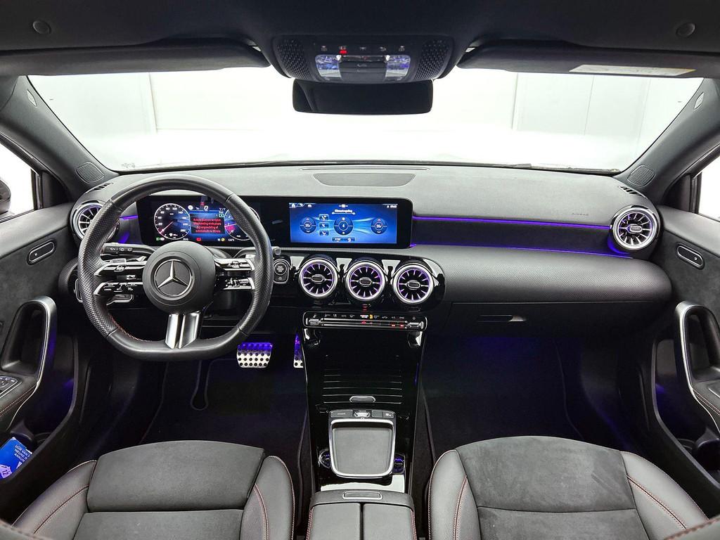 Mercedes-Benz A-klasse 180 Hatchback AMG Line | Verwarmde Ze, Auto's, Mercedes-Benz, Stof, Gebruikt, 4 cilinders, 136 pk