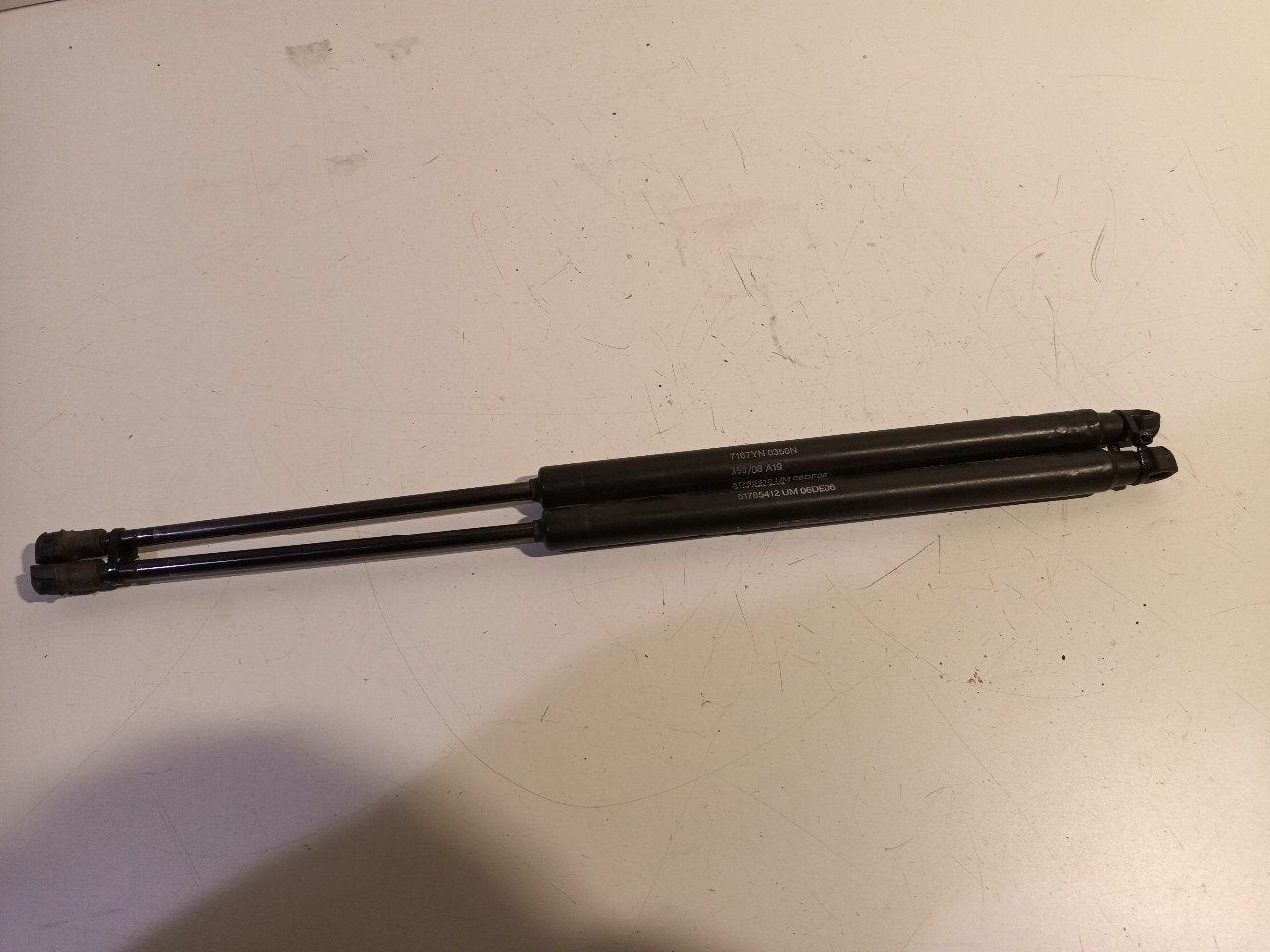 Gasdrukveerset achter Fiat 500, Onderdelen@venauto.nl, Van der Ven Autorecycling B.V., Ettenseweg 76, 4706 PB Roosendaal, The Netherlands
