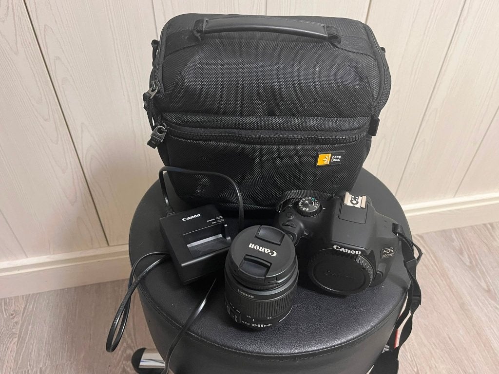 Canon EOS 2000D + lens + SD kaart + cameratas, Spiegelreflex, Canon, Zo goed als nieuw, Geheugenkaart