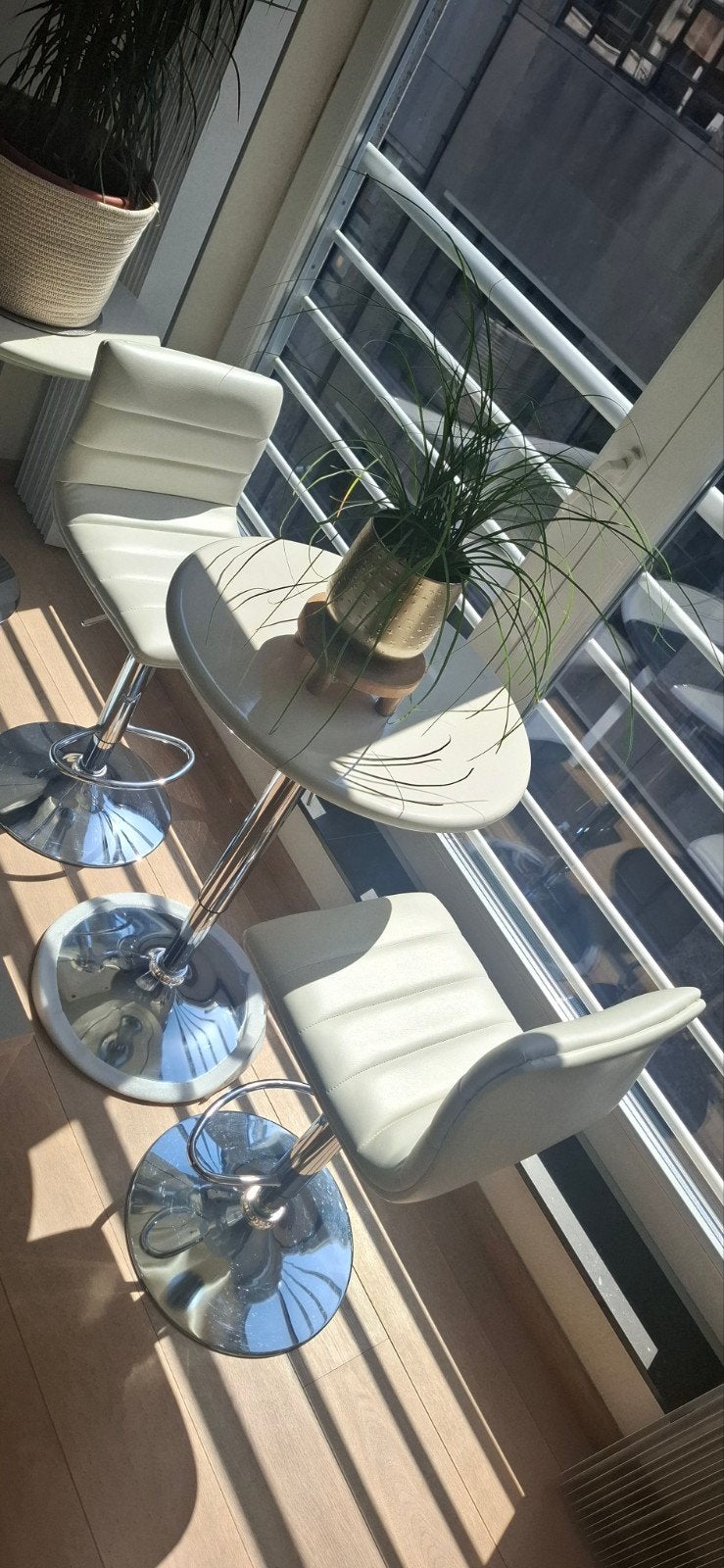 2 barkrukken en een verstelbare tafel in witte lak, Enlèvement, Comme neuf, Avec repose-pieds