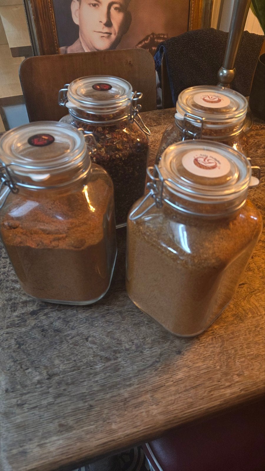 Floçons de piment en poudre, sel, sauce piquante..., Envoi