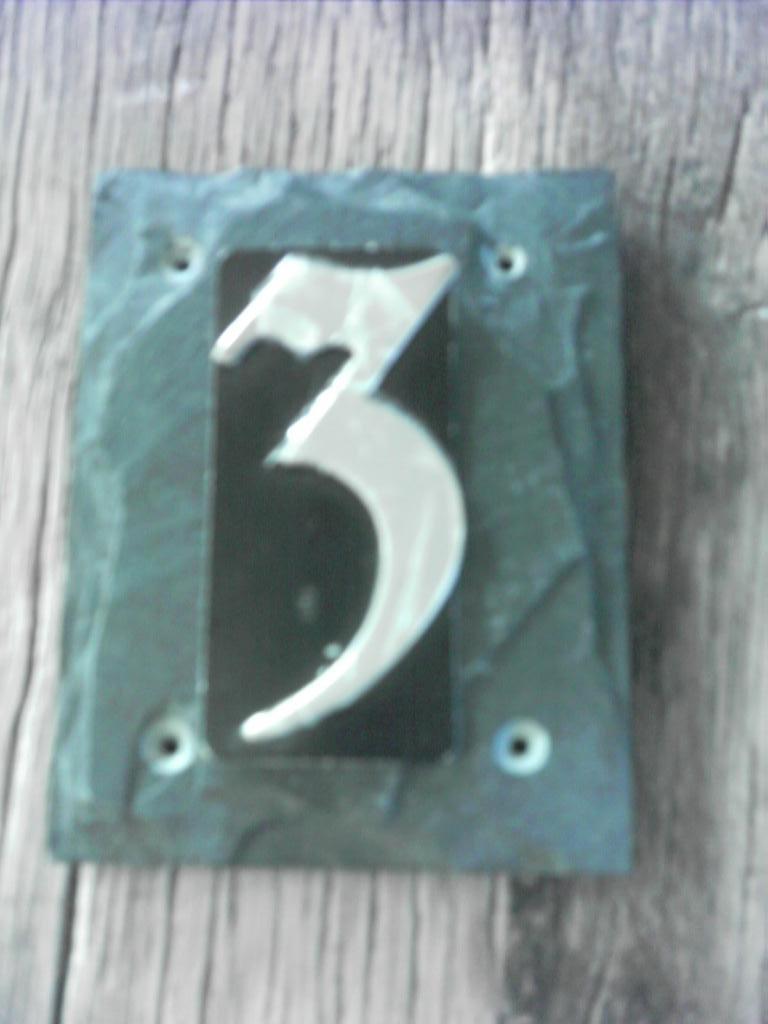 Huisnummer 3 op leisteen, Ophalen of Verzenden