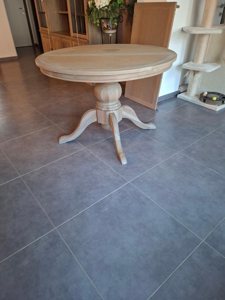 Eiken tafel - vergrijsd - rond 110 cm diameter - uittrekbaar, Huis en Inrichting, Ophalen, Gebruikt, Beige, Overige typen
