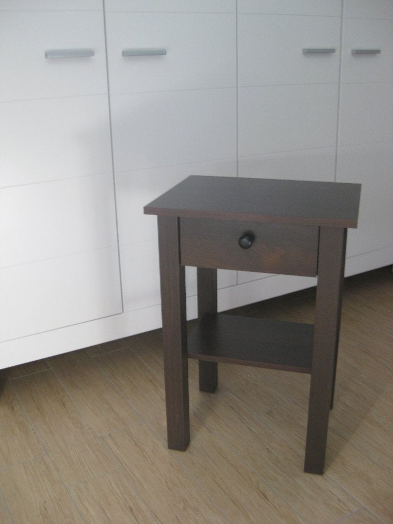 Table de chevet marron foncé,  un tiroir et une tablette, Zo goed als nieuw, 45 tot 65 cm, Hout, 55 tot 70 cm