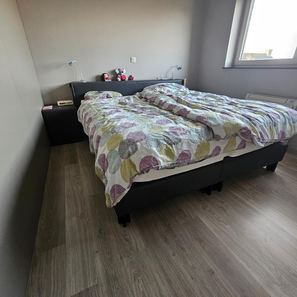 sommier+2 tables de chevet assorties (180x200) pour 200,00€, Maison & Meubles, Gris, Enlèvement, Utilisé, 180 cm
