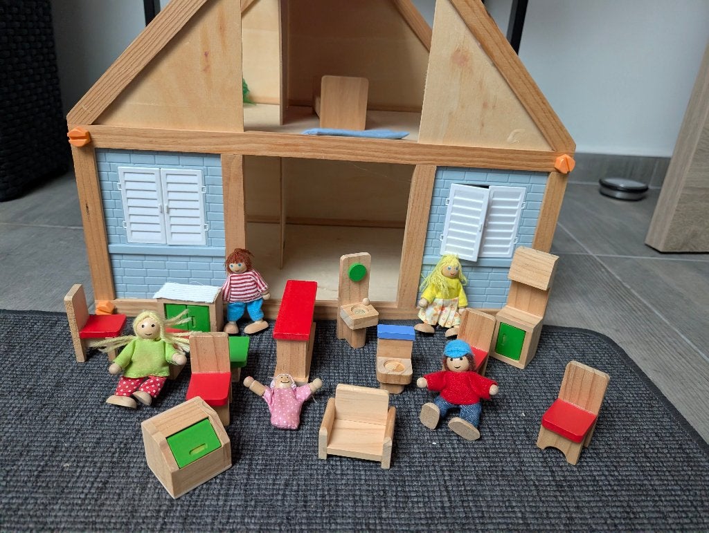 Houten poppenhuis met meubelen en figuurtjes, Kinderen en Baby's, Speelgoed | Poppenhuizen, Ophalen, Gebruikt, Poppenhuis