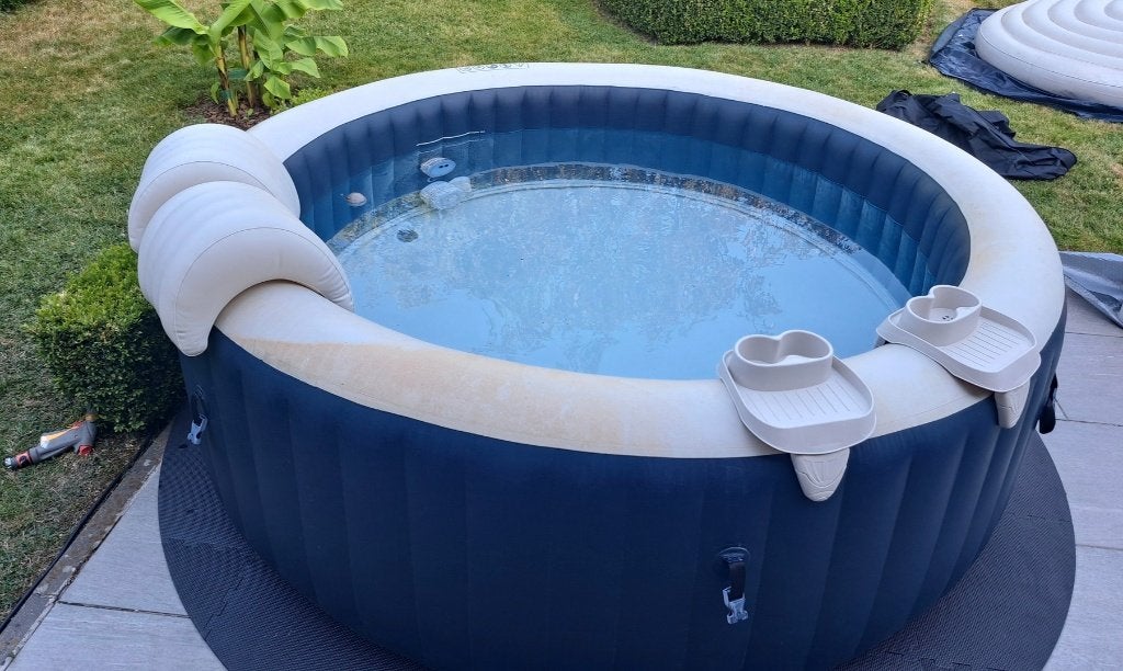Jacuzzi Intex 6 personnes avec moteur plus les accessoires., Enlèvement, Utilisé, Couverture