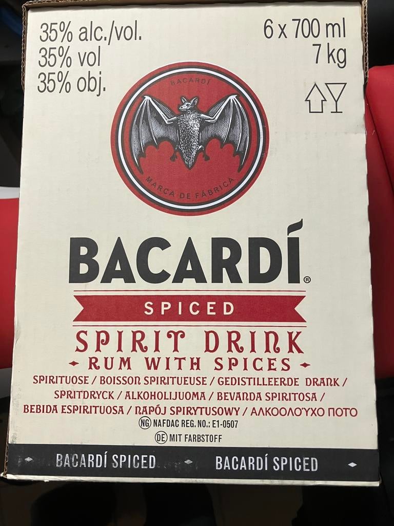 Een doos met 6 flessen Bacardi Spiced, Ophalen