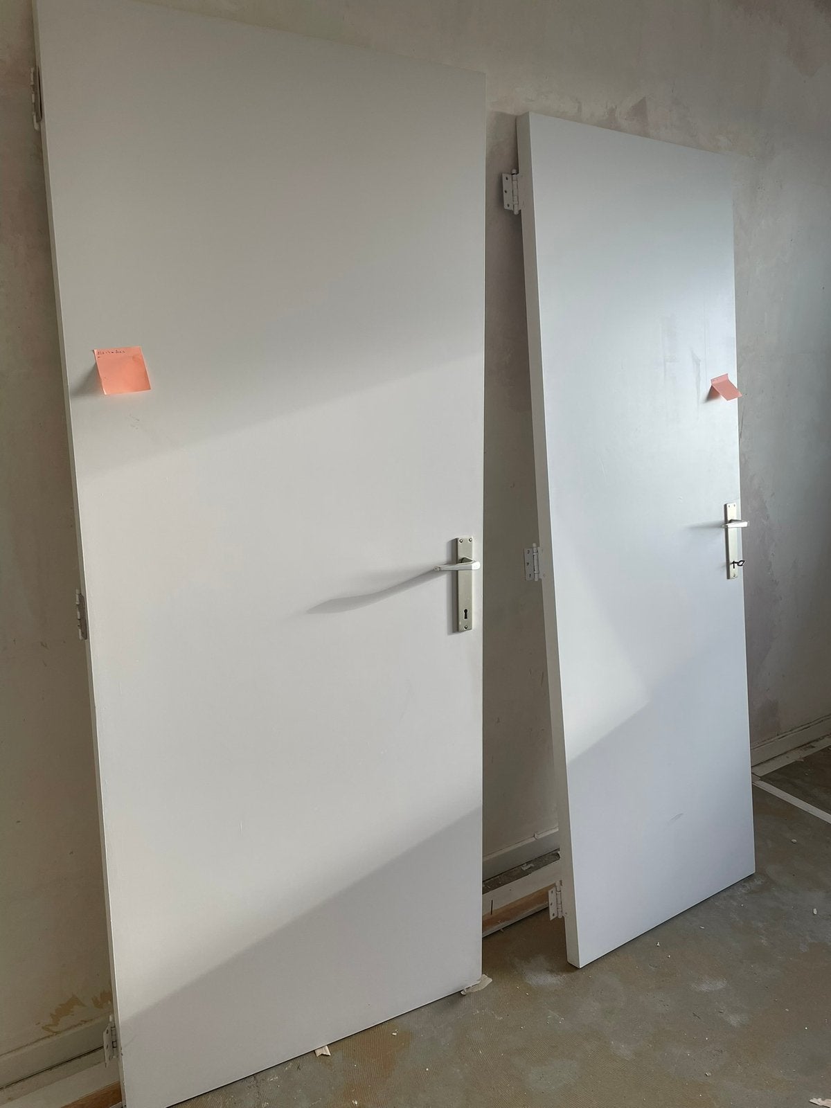 Porte peinte blanche, avec quincaillerie, Bricolage & Construction, Comme neuf, Enlèvement, Moins de 80 cm, Bois
