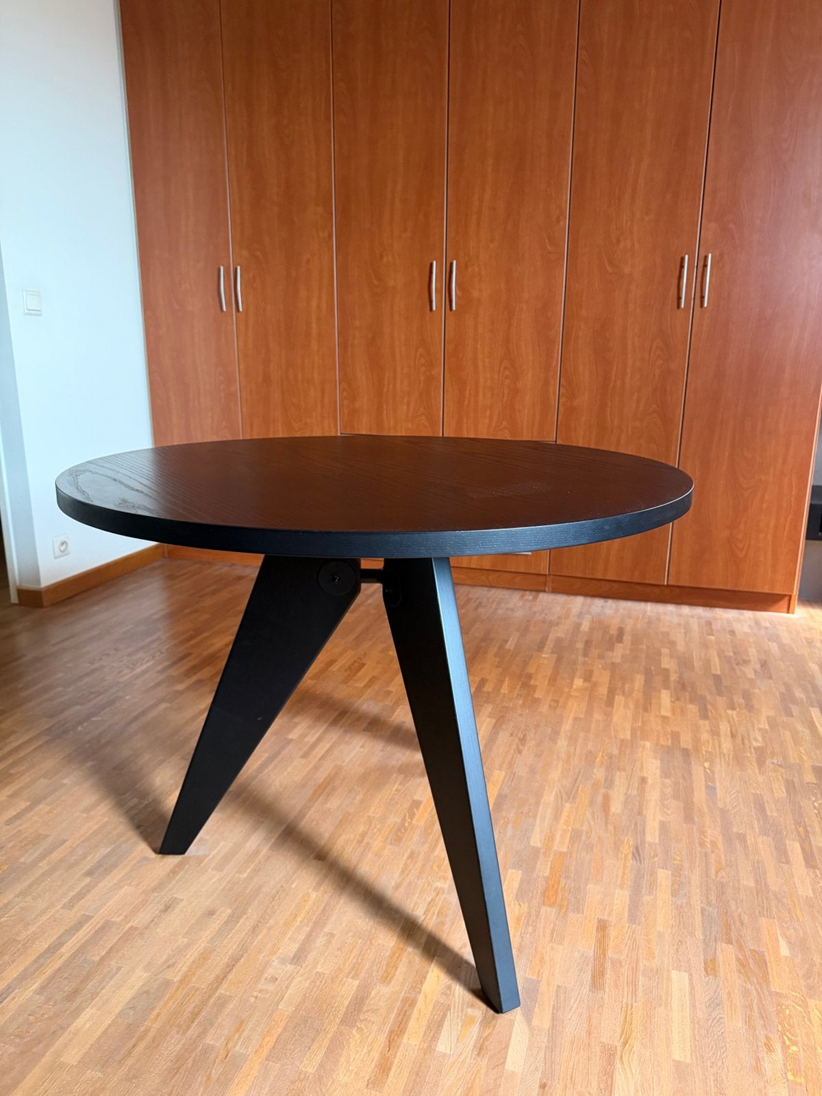Zwarte ronde eettafel Jean Prouvé stijl, Ophalen, Zo goed als nieuw