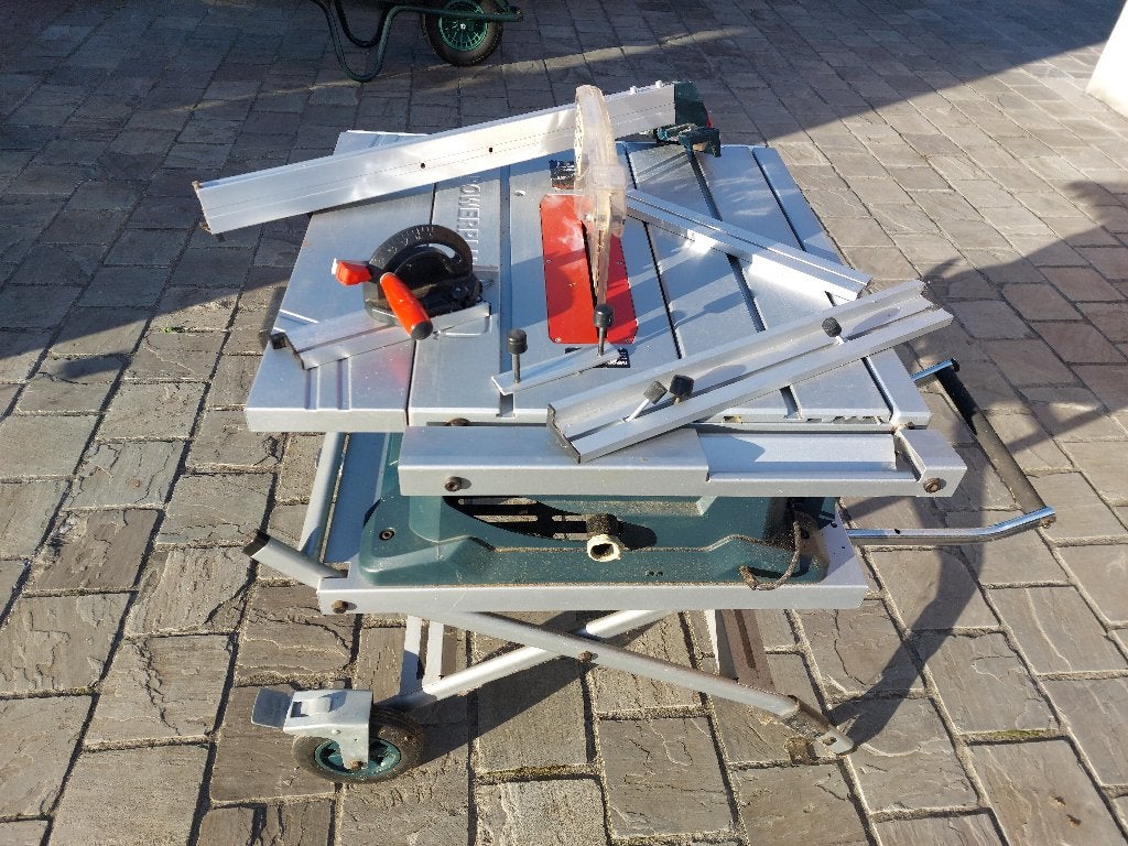 Tafelzaag PowerPlus met verrijdbaar onderstel, Doe-het-zelf en Bouw, Gereedschap | Zaagmachines, Ophalen, Gebruikt, 70 mm of meer