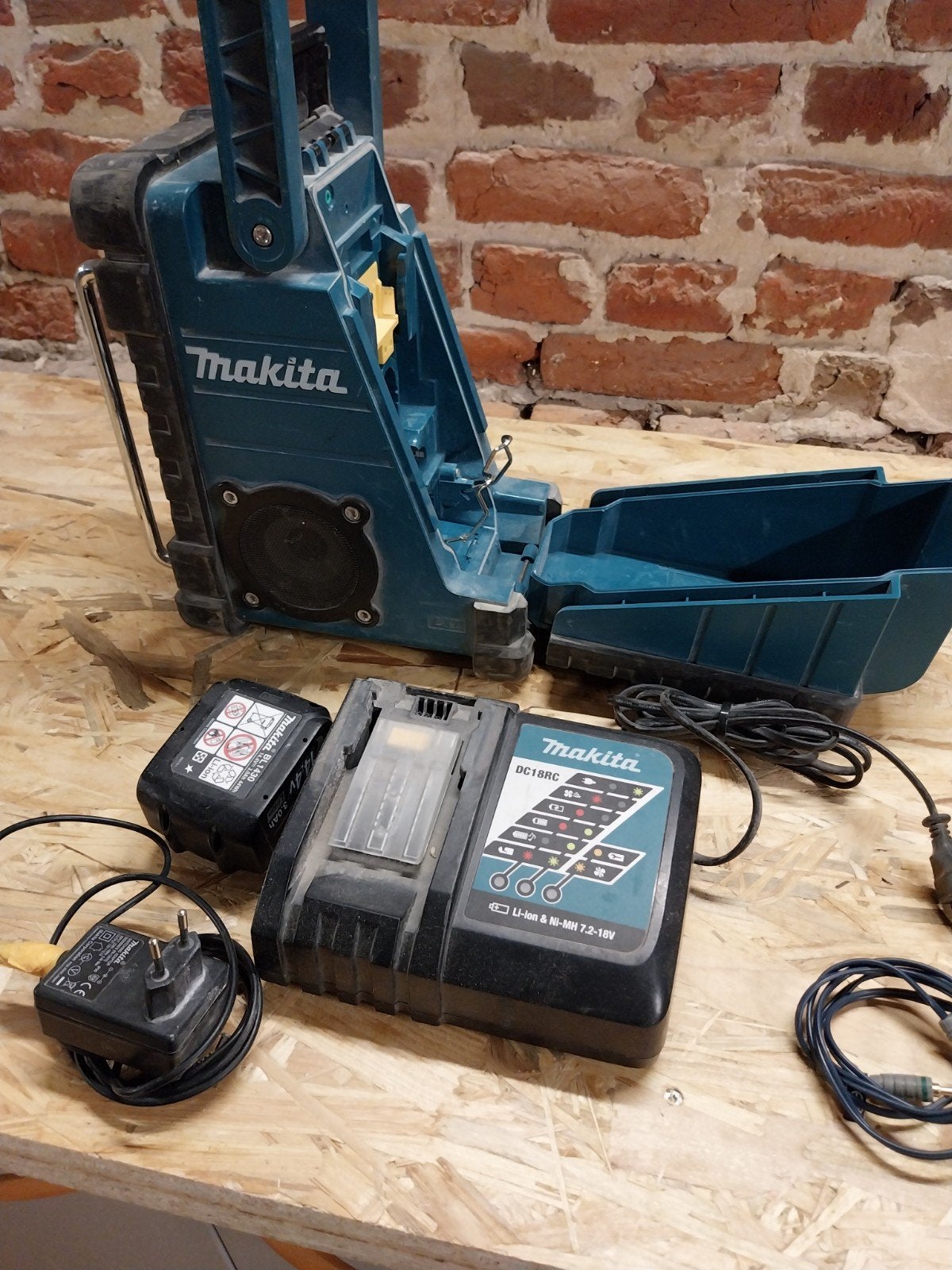 radio de chantier MAKITA avec batterie et chargeur, Enlèvement, Utilisé