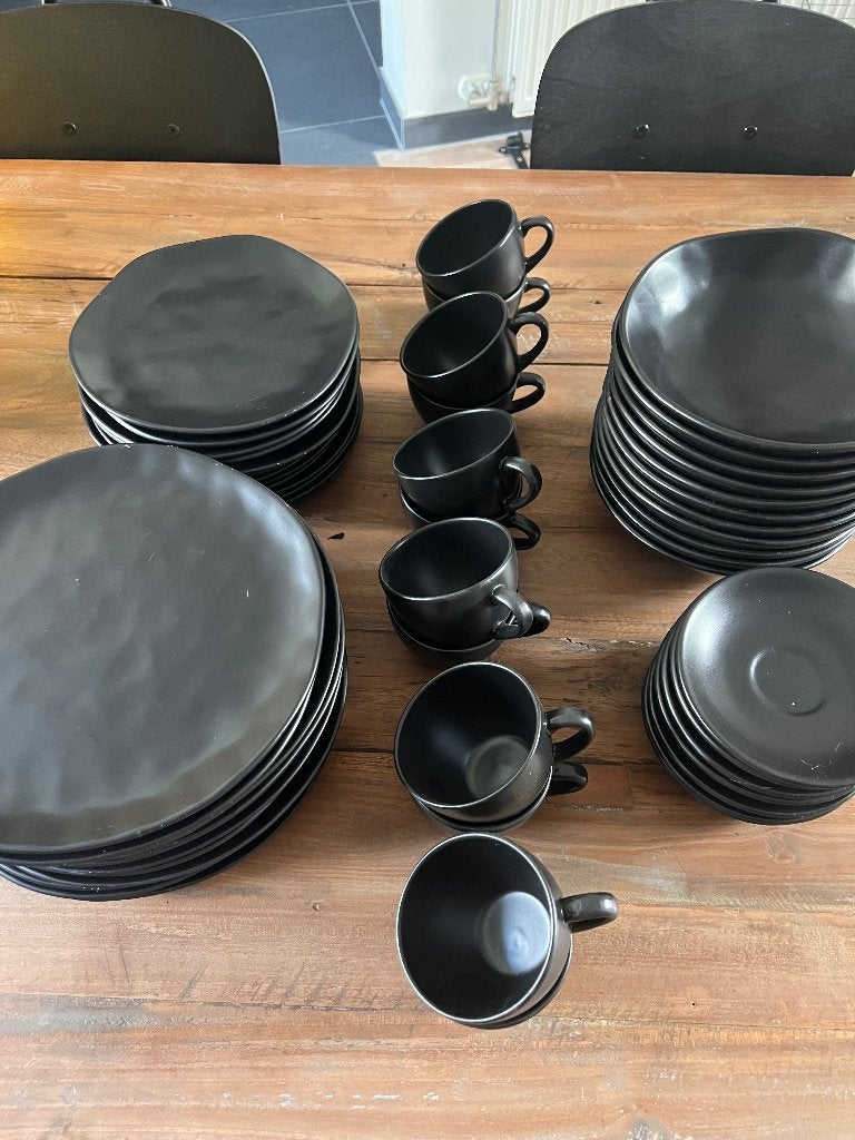Zwart servies ( prijs bespreekbaar), Ophalen, Zo goed als nieuw, Effen, Bord(en)