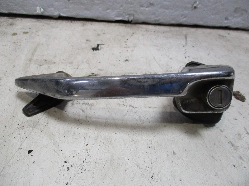PORTIERGREEP BUITEN LINKS VOOR / 8 (W115) (115-766-01-01), Gebruikt, Voor, Mercedes-Benz