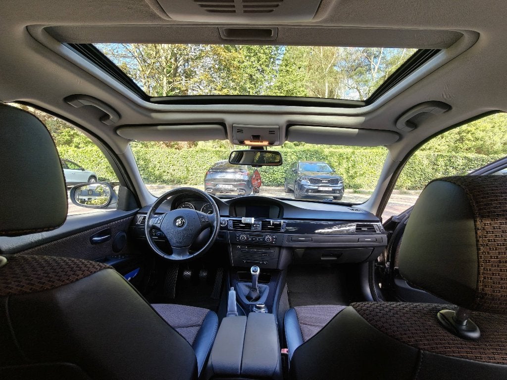 BMW E90 318i 2.0 Essence — 170 000 km — Très bon état, Autos, Euro 5, Achat, Boîte manuelle, 5 portes