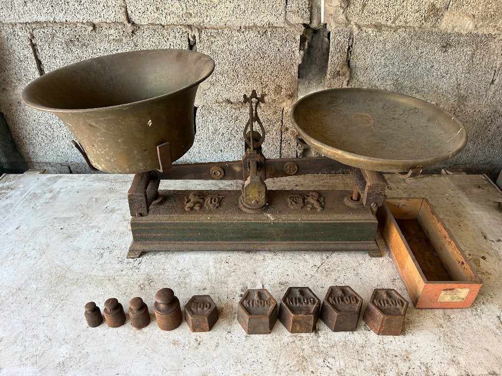 Oude antieke balansweegschaal 10 kg met gewichten, Antiek en Kunst, Ophalen