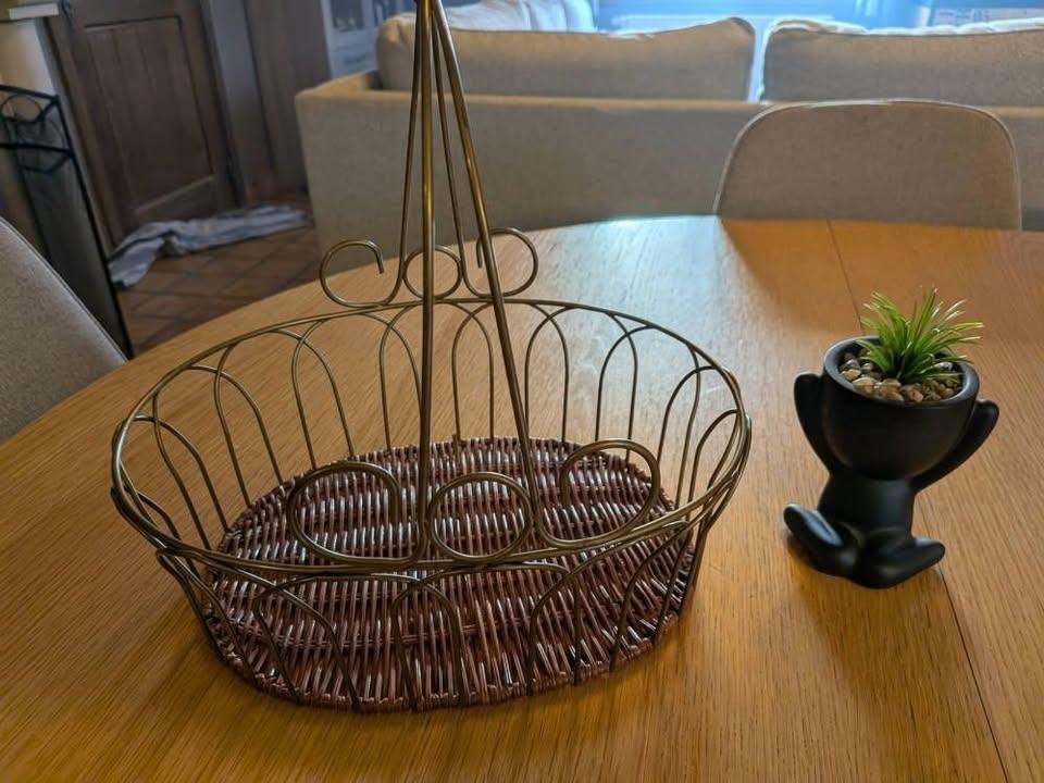 Vintage mand van rieten en metaal., Ophalen, Metaal, Mand