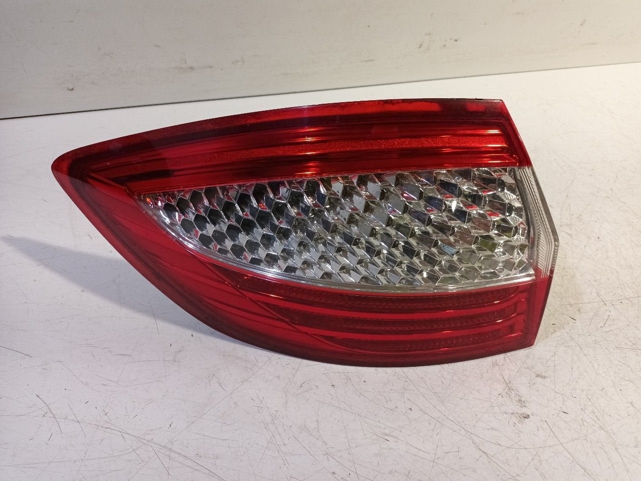 Achterlicht links buiten Ford Mondeo, Onderdelen@venauto.nl, Van der Ven Autorecycling B.V., Gebruikt, Ettenseweg 76, 4706 PB Roosendaal, The Netherlands