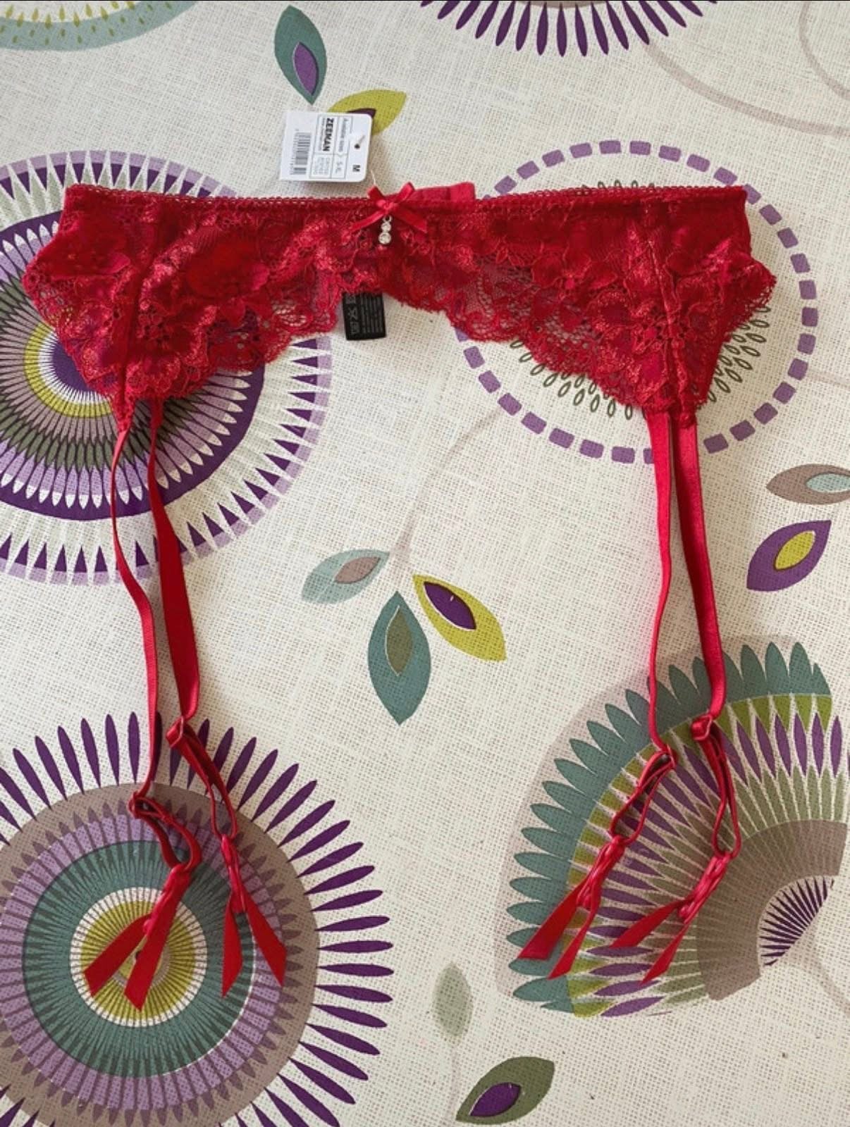 Joli porte-jarretelles en dentelle rouge, féminin L, Enlèvement ou Envoi