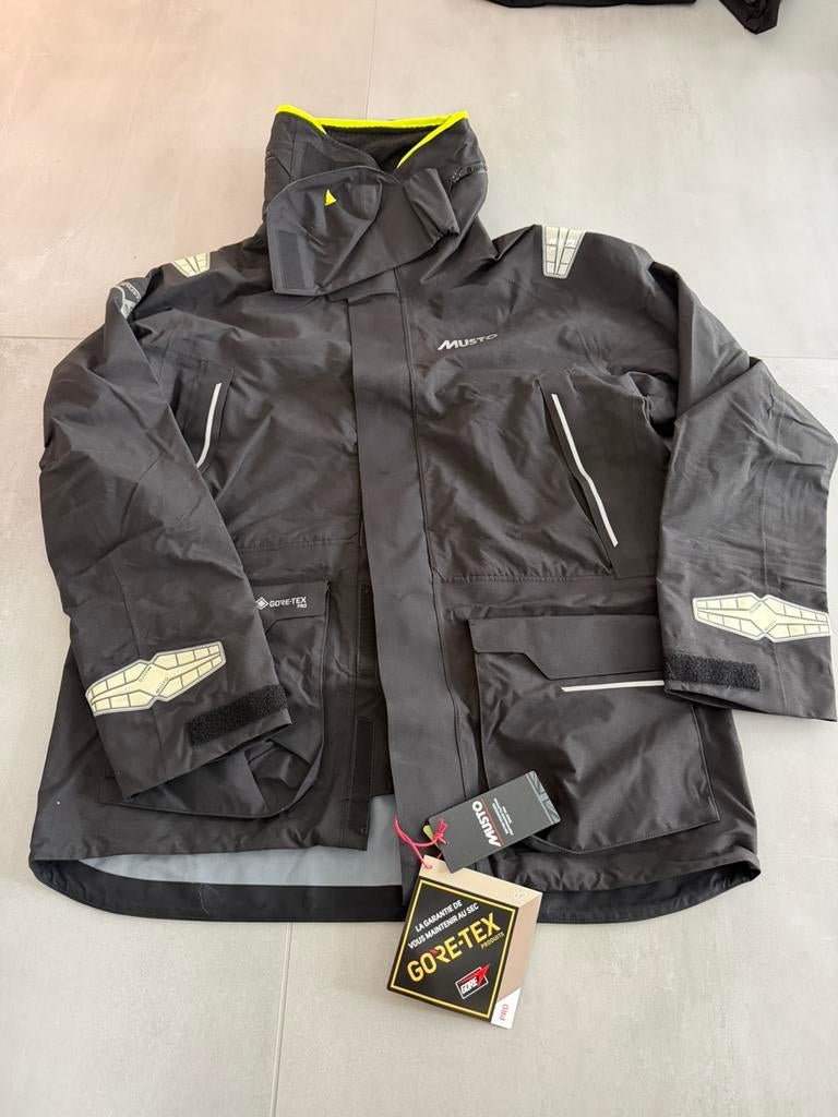 Musto MPX GTX PRO OFFSHORE JACKET 2.0 NIEUW, Caravanes & Camping, Vêtements de pluie, Neuf, Imperméable, Dames, Heren, Enlèvement