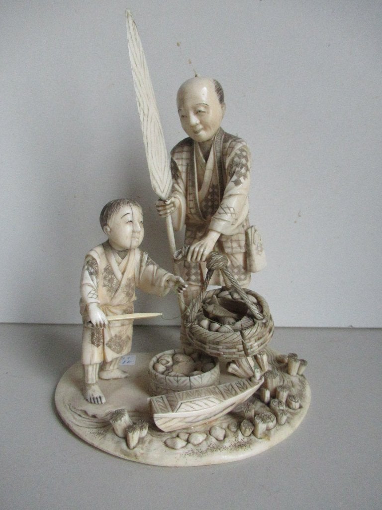 okimono handgesneden beeldje visser met zoon, Antiek en Kunst, Minder dan 20 cm, Natuurlijk materiaal, Ophalen of Verzenden, Handgemaakt