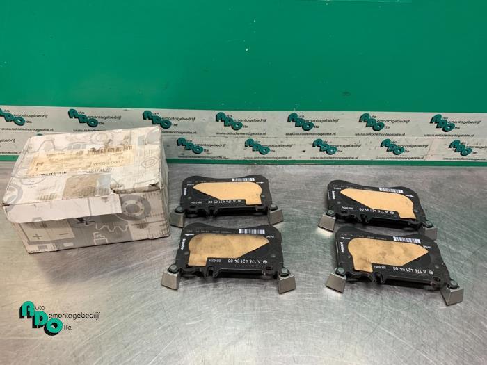 Remblok voor van een Mercedes GLA (GLA 14-), Gebruikt, -, Ophalen of Verzenden, -
