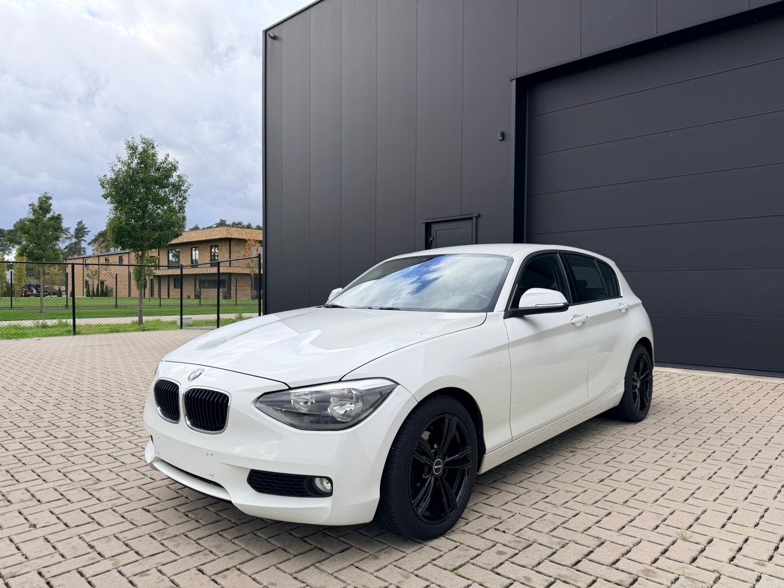 BMW 116I - Weinig kilometers - Topstaat, Auto's, Zwart, Wit, 5 deurs, https://public.car-pass.be/vhr/209617b2-cf55-470f-9618-cefed0cad440