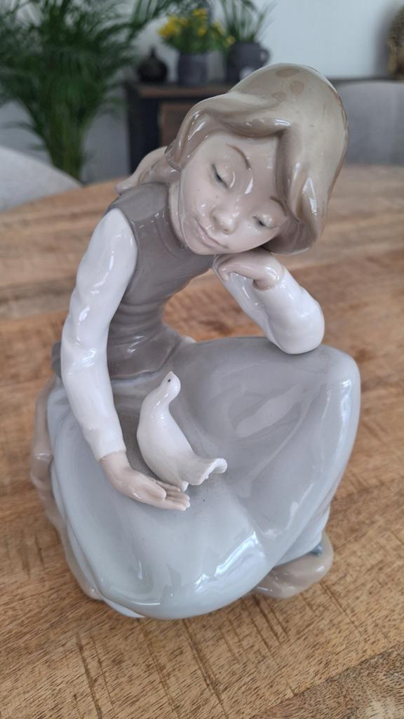 Porseleinen beeldje van NAO by Lladró, Enlèvement