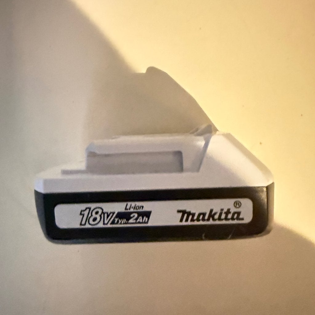 makita 18 volt nieuwe batterij  ( wit ) 2 ah, Doe-het-zelf en Bouw, Gereedschap | Machine-onderdelen en Toebehoren, Ophalen of Verzenden
