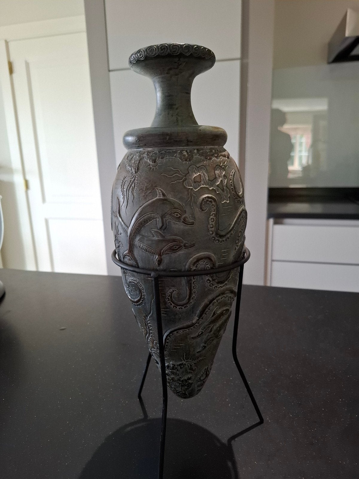 Rhyton vaas op metalen statief, Antiek en Kunst, Ophalen of Verzenden