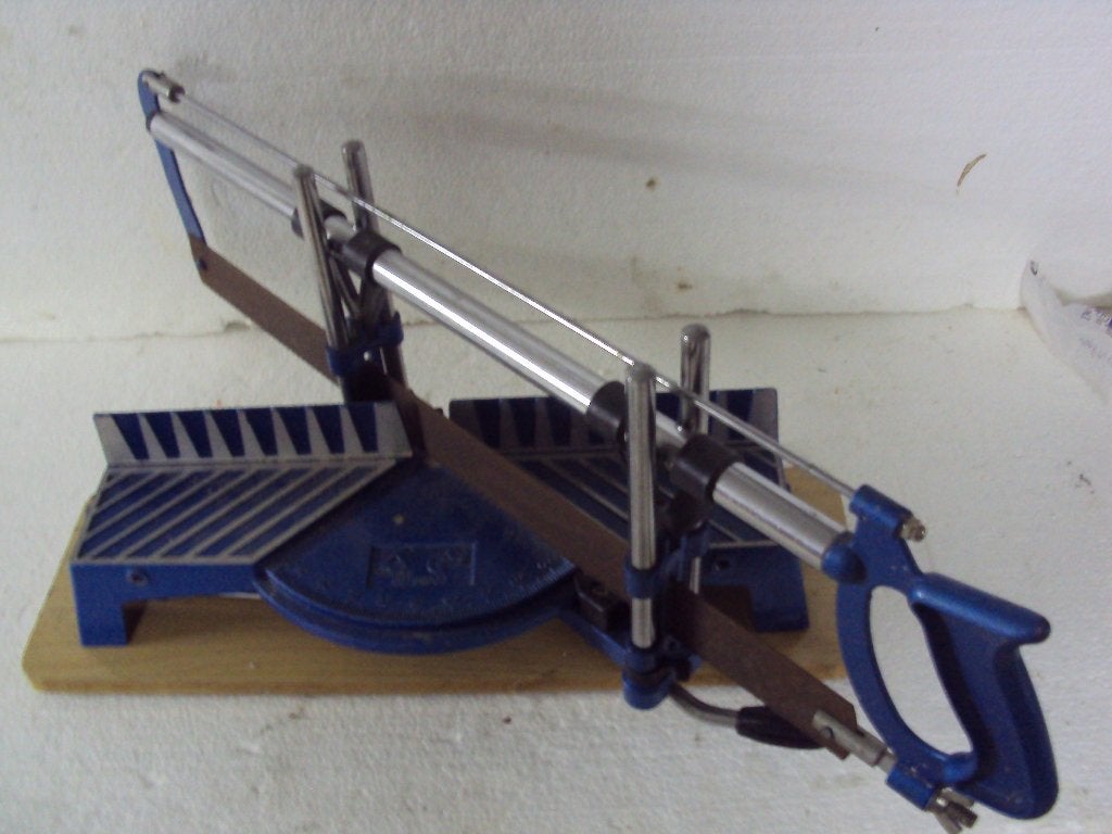 Verstekzaag met instelbare geleiders ,zaagblad 55 cm lang, Doe-het-zelf en Bouw, Gereedschap | Handgereedschap, Ophalen, Zo goed als nieuw