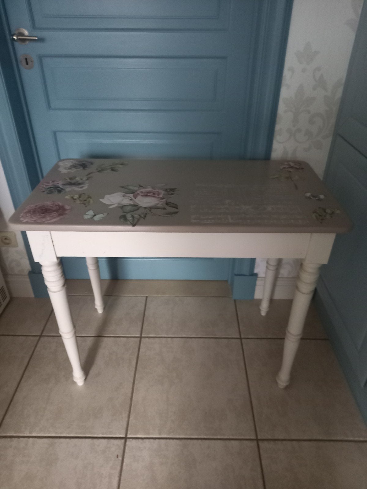 Unieke bijzettafel met bloemen en vlinders H69cm L88 Br.47, Ophalen