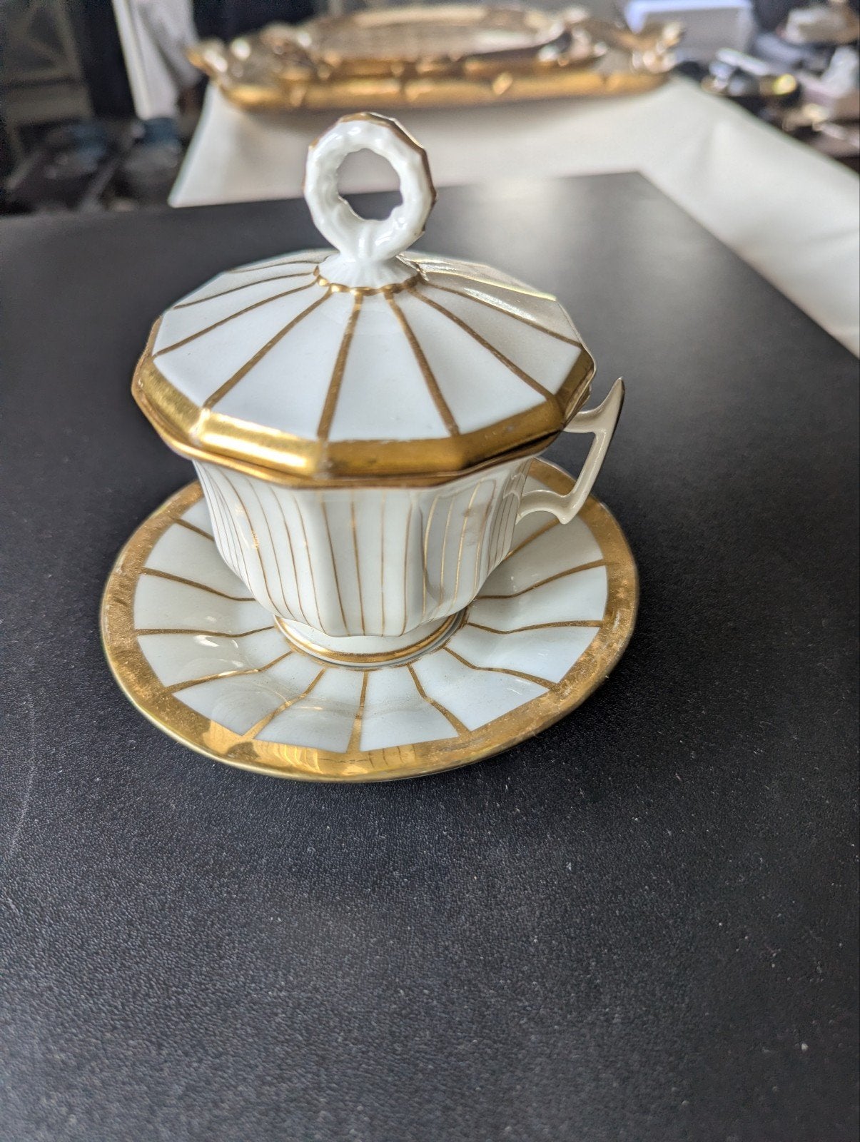 Tasse avec couvercle, très bon état, blanche avec bord doré, Enlèvement ou Envoi