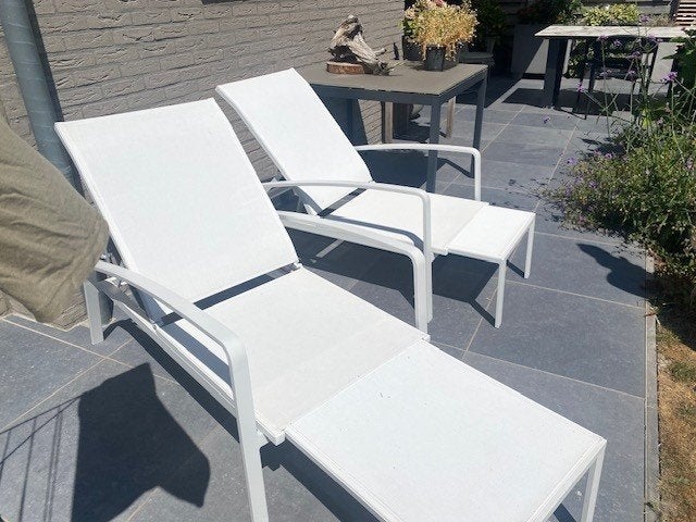2 witte verstelbaar ligbedden tuin, Tuin en Terras, Ligbedden, Ophalen, Zo goed als nieuw, Aluminium, Inklapbaar
