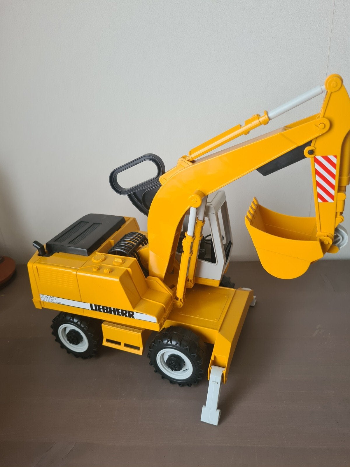 Bruder vrachtwagen met Liebherr graafmachine, Ophalen, Zo goed als nieuw