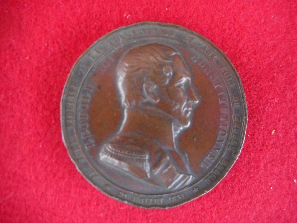 ancien médaillon Roi Léopold I en bronze massif 1831, Antiquités & Art, Envoi, Bronze