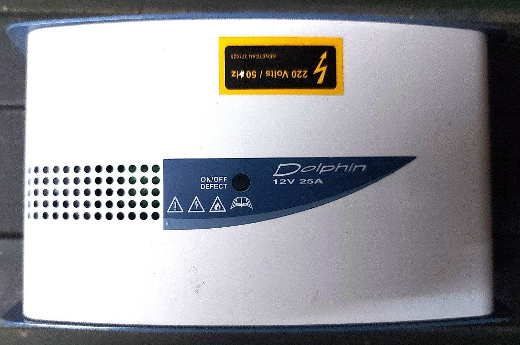 chargeur de batterie 230 V  2A à 12 V 25 A Dolphin, Sports nautiques & Bateaux, Voiliers à cabine & Voiliers, Enlèvement, Utilisé