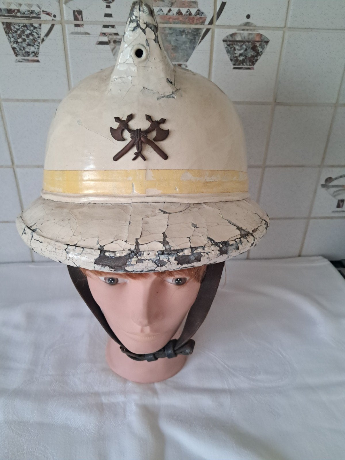 Oude kurken brandweerhelm, Verzamelen, Militaria | Algemeen, Ophalen of Verzenden, Rijkswacht, Helm of Baret