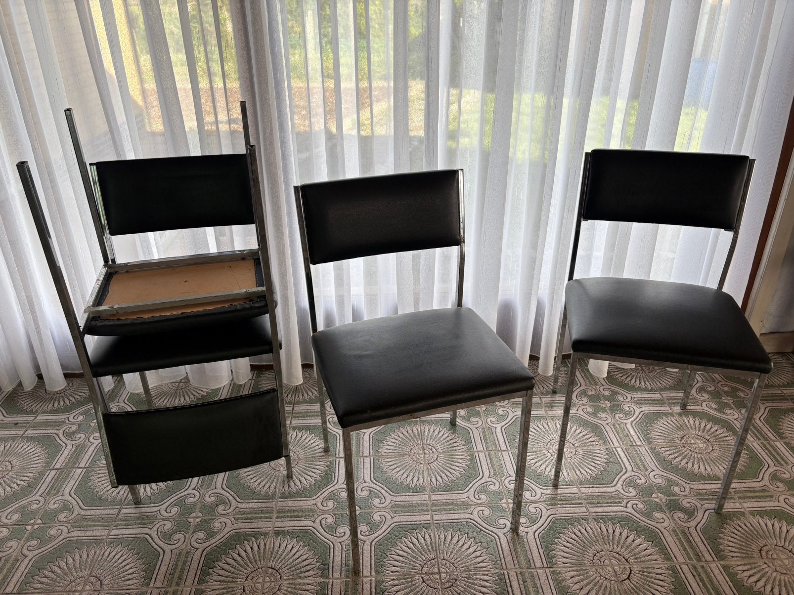 Set van 4 zwarte vintage stoelen met metalen frame, Huis en Inrichting, Ophalen, Gebruikt, Zwart, Vintage