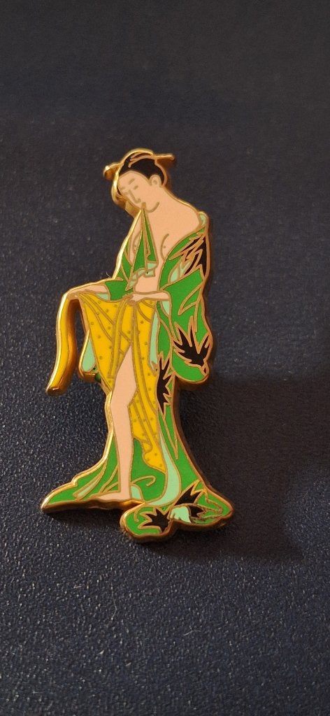 Pin's Geisha Arthus Bertrand, Collections, Broches, Pins & Badges, Enlèvement ou Envoi, Neuf, Figurine, Insigne ou Pin's