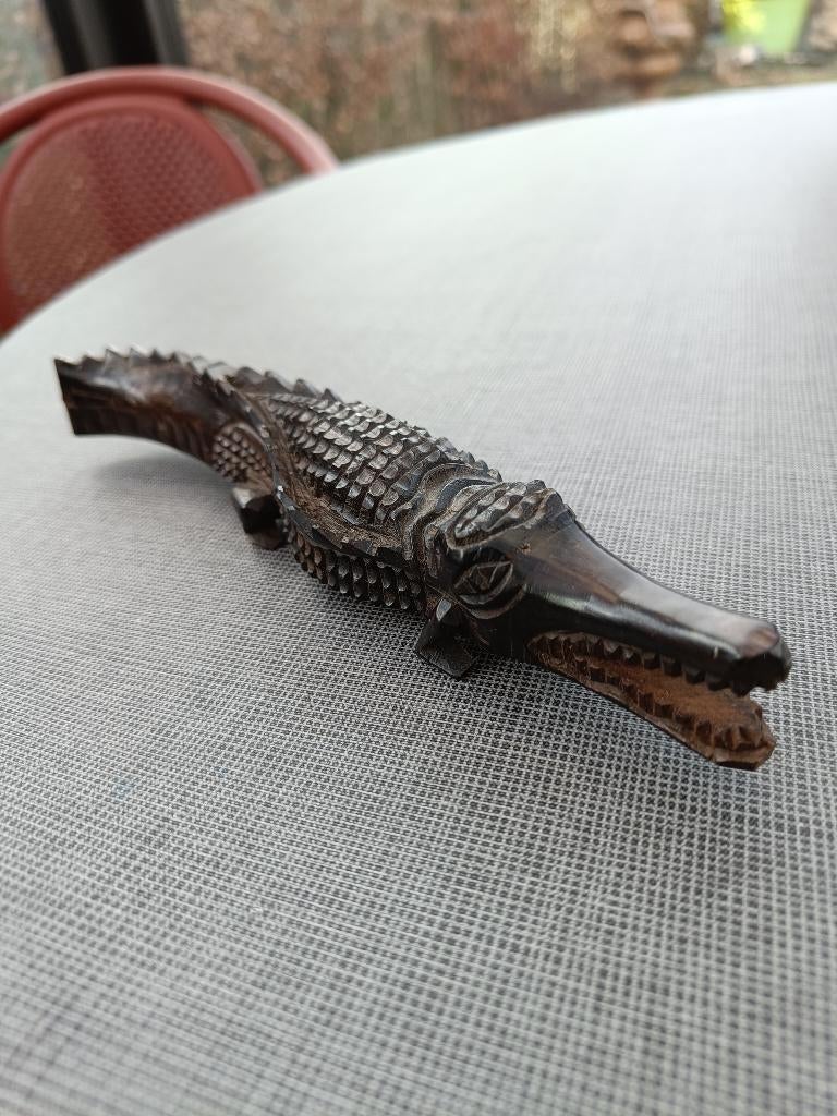 Houten krokodil uit ebbenhout. Lengte: 20 cm. Breedte: 4 cm., Antiek en Kunst, Overige onderwerpen, Houtsnijwerk, Ophalen of Verzenden