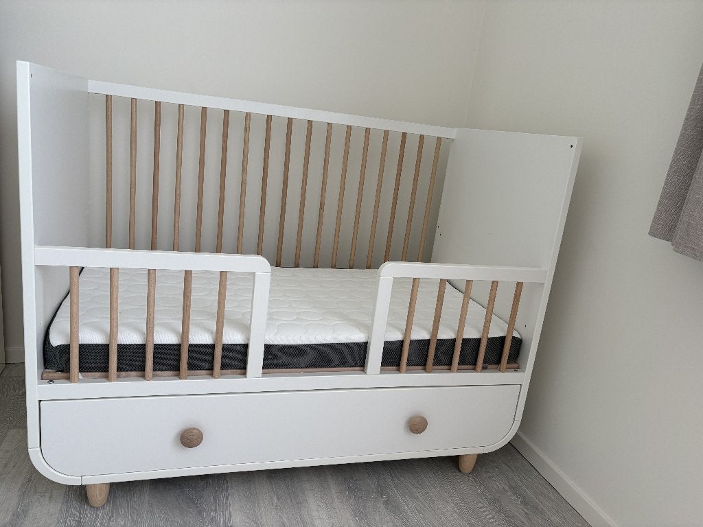 IKEA MYLLRA babybedje + HIMLAVALV matras – zeer goede staat, Zo goed als nieuw, Minder dan 140 cm, Minder dan 70 cm, Ophalen
